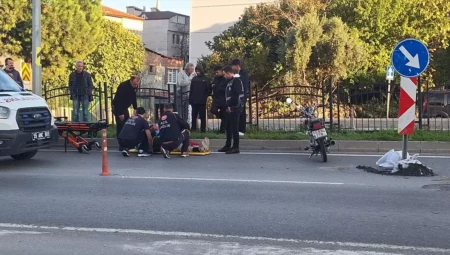 Samsun'da Motosiklet Devrildi, Sürücü Hastaneye Kaldırıldı