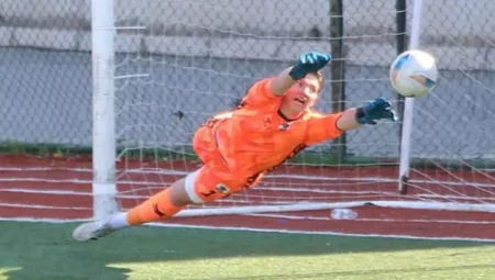 Beşiktaş, Galatasaray'ın da ilgilendiği 16'lık genç kaleciyi deneme antrenmanlarına aldı