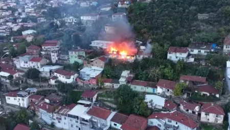 Bursa'da 2 Katlı Evde Yangın, 3 Eve Sıçradı