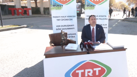 CHP'li Umut Akdoğan TRT önündeydi: Siyah beyaz yayın yap, onurlu yaşa