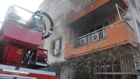 İzmir'de Ev Yangını: Müşerref Ö. Dumandan Etkilendi, Yavru Kedi Kurtarıldı