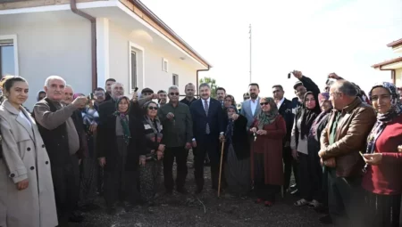 Düziçi'nde Depremzedelere 12 Köy Evi Teslim Edildi