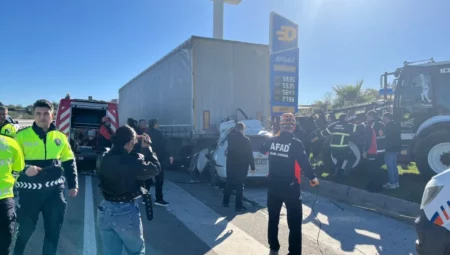 Sinop'ta Otomobil TIR'a Çarptı: Öğretmen Hayatını Kaybetti