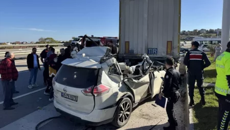 Sinop'ta Park Halindeki Tıra Çarpan Otomobil Kazası: 1 Ölü