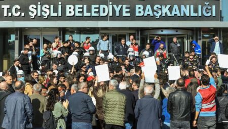 Şişli kayyımı 9 işçiyi işten çıkardı, işçiler belediye önünde eylem yaptı