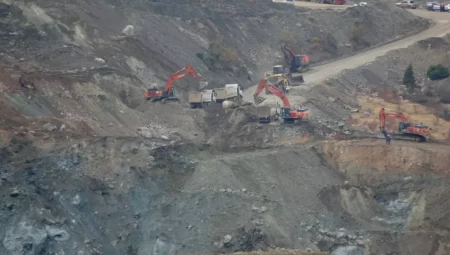 Divriği&apos;de Maden Ocağında Göçük: Ekipler Şantiye Müdürünü Kurtarmak İçin Çalışıyor