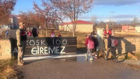 Van'da Jandarma Ekiplerinden Okul Çevresinde Denetim